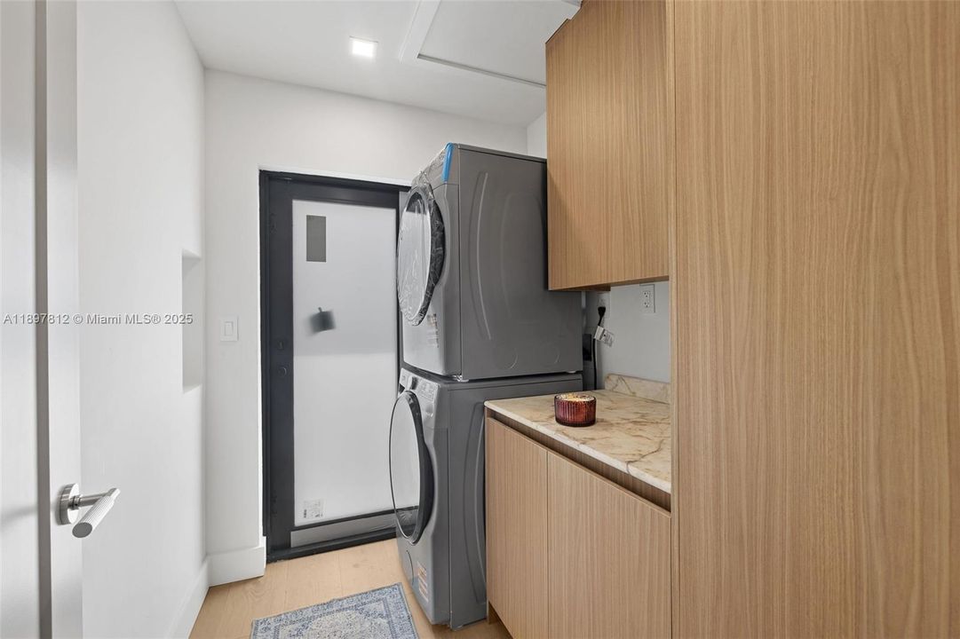 En Venta: $2,388,500 (4 camas, 3 baños, 2201 Pies cuadrados)