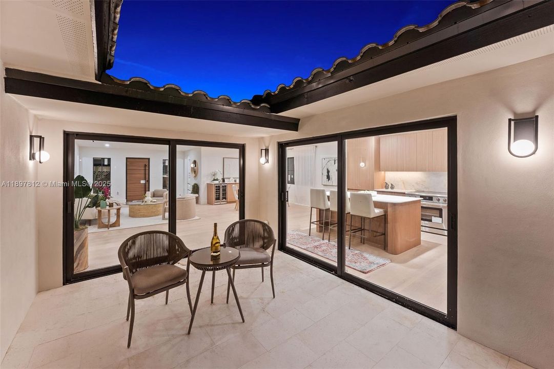 En Venta: $2,388,500 (4 camas, 3 baños, 2201 Pies cuadrados)