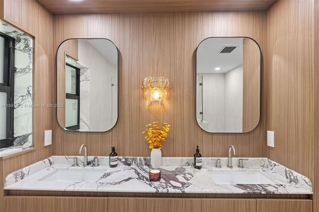 En Venta: $2,388,500 (4 camas, 3 baños, 2201 Pies cuadrados)