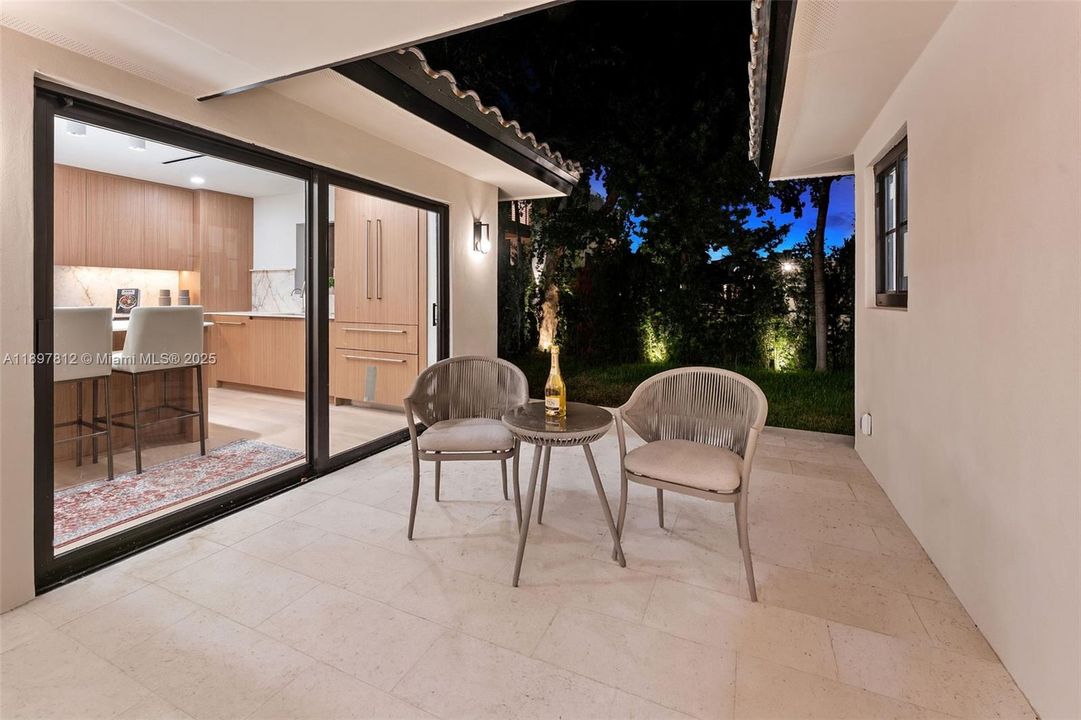 En Venta: $2,388,500 (4 camas, 3 baños, 2201 Pies cuadrados)