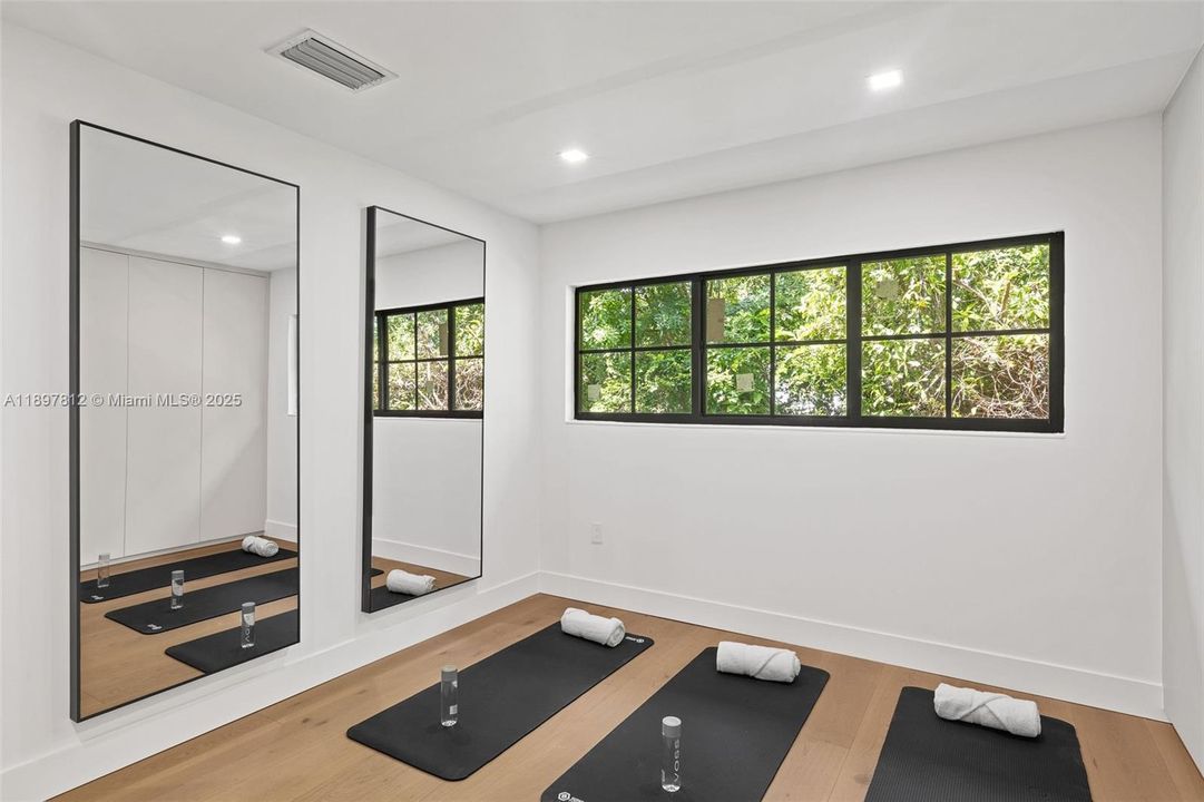 En Venta: $2,388,500 (4 camas, 3 baños, 2201 Pies cuadrados)