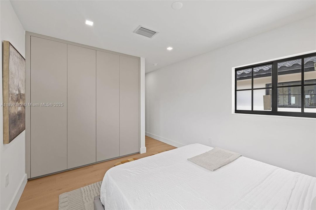 En Venta: $2,388,500 (4 camas, 3 baños, 2201 Pies cuadrados)