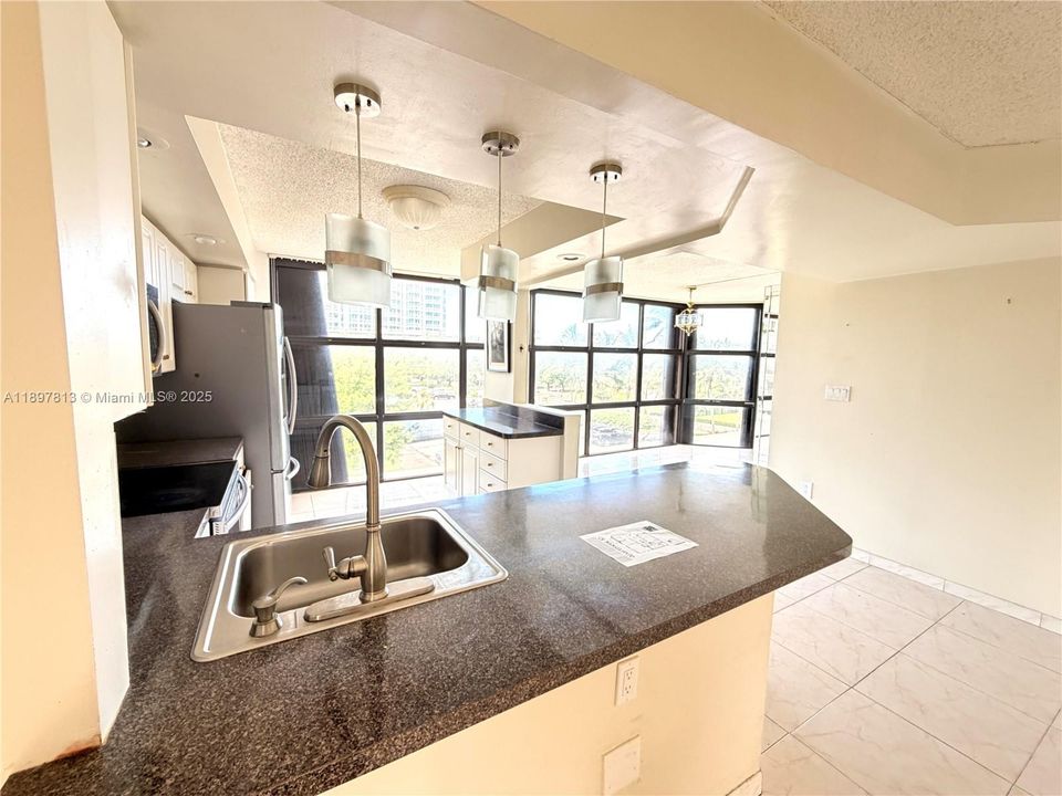 待售: $749,000 (2 贝兹, 2 浴室, 1955 平方英尺)