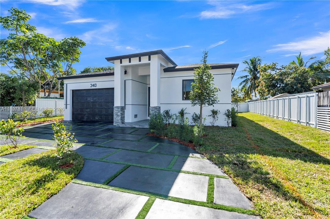 Activo con contrato: $699,999 (4 camas, 3 baños, 1602 Pies cuadrados)