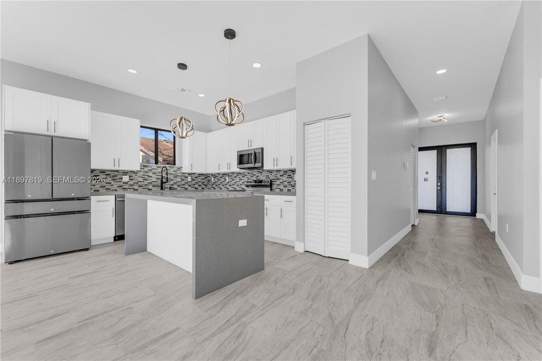 Activo con contrato: $699,999 (4 camas, 3 baños, 1602 Pies cuadrados)