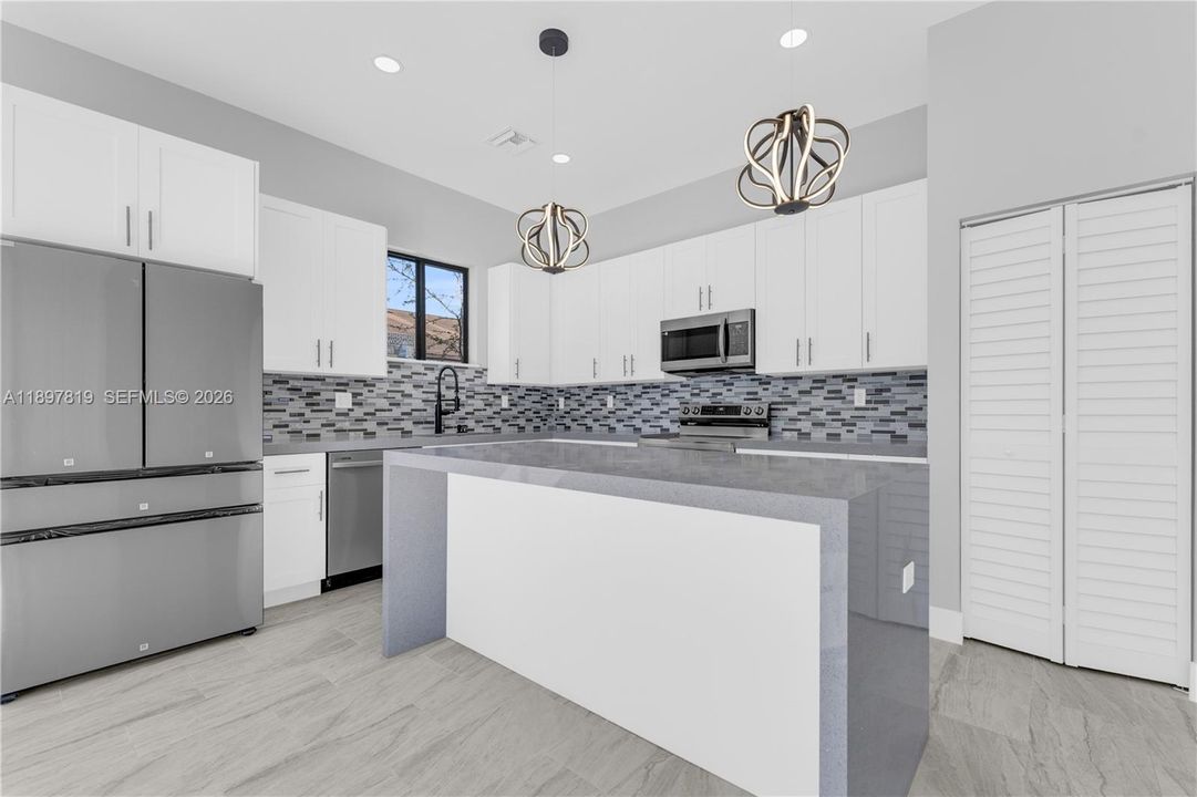 Activo con contrato: $699,999 (4 camas, 3 baños, 1602 Pies cuadrados)