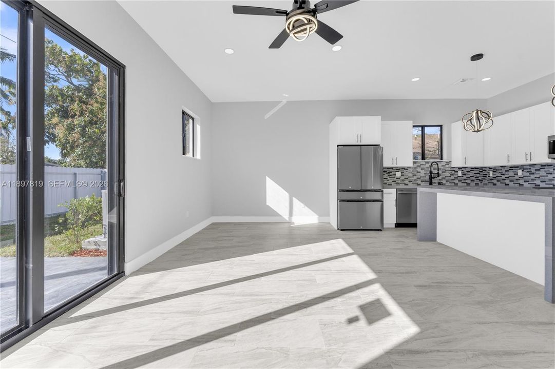 Activo con contrato: $699,999 (4 camas, 3 baños, 1602 Pies cuadrados)