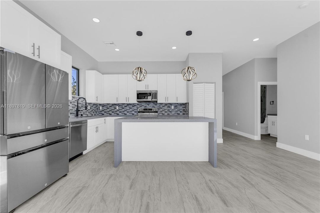 Activo con contrato: $699,999 (4 camas, 3 baños, 1602 Pies cuadrados)