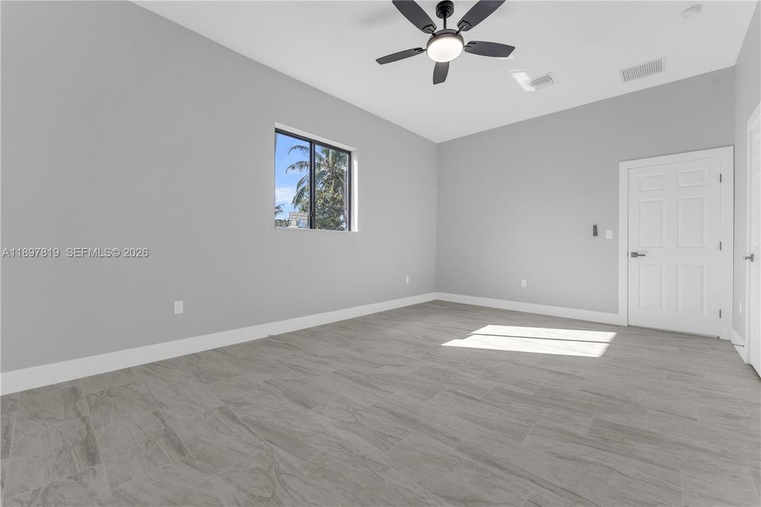 Activo con contrato: $699,999 (4 camas, 3 baños, 1602 Pies cuadrados)