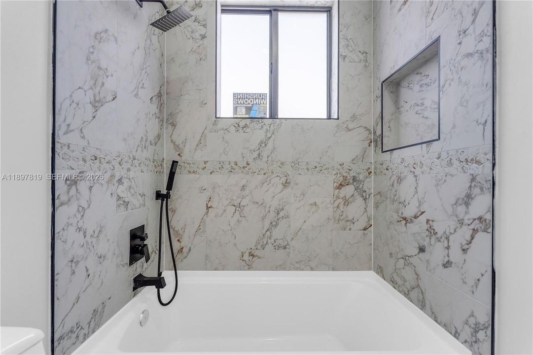 Activo con contrato: $699,999 (4 camas, 3 baños, 1602 Pies cuadrados)