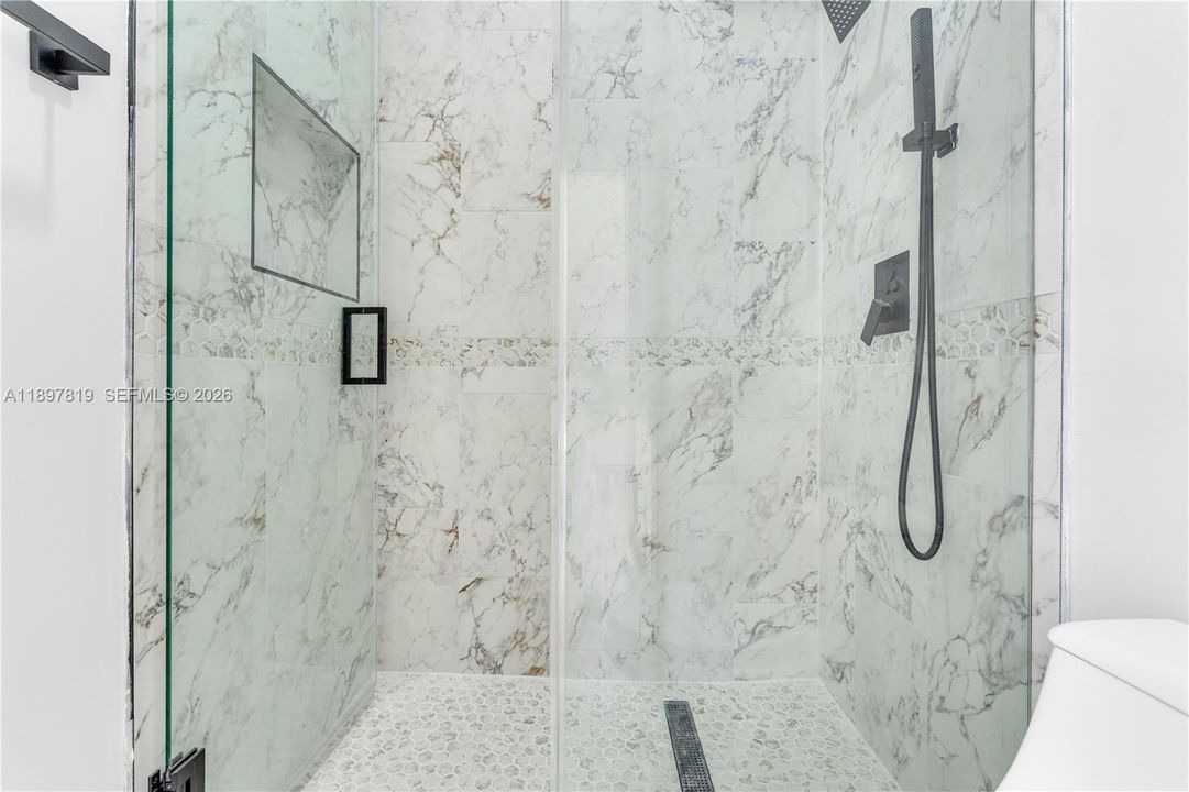 Activo con contrato: $699,999 (4 camas, 3 baños, 1602 Pies cuadrados)