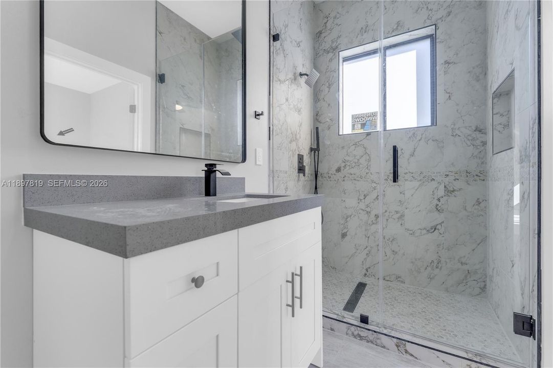 Activo con contrato: $699,999 (4 camas, 3 baños, 1602 Pies cuadrados)