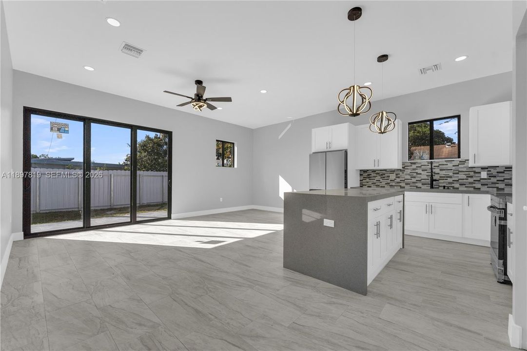 Activo con contrato: $699,999 (4 camas, 3 baños, 1602 Pies cuadrados)