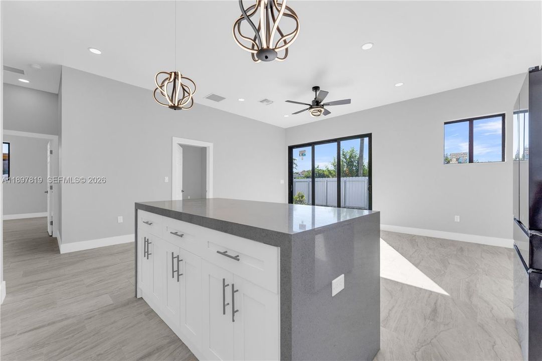 Activo con contrato: $699,999 (4 camas, 3 baños, 1602 Pies cuadrados)