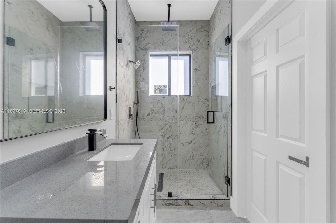 Activo con contrato: $699,999 (4 camas, 3 baños, 1602 Pies cuadrados)