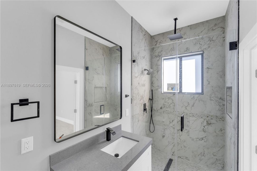 Activo con contrato: $699,999 (4 camas, 3 baños, 1602 Pies cuadrados)