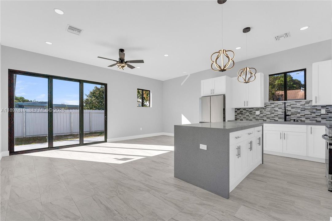 Activo con contrato: $699,999 (4 camas, 3 baños, 1602 Pies cuadrados)