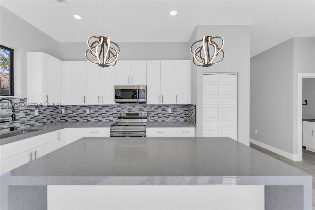 Activo con contrato: $699,999 (4 camas, 3 baños, 1602 Pies cuadrados)