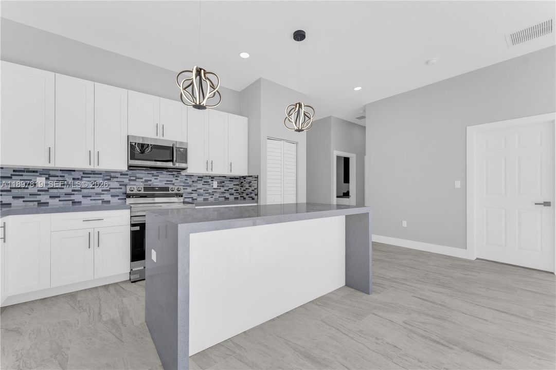 Activo con contrato: $699,999 (4 camas, 3 baños, 1602 Pies cuadrados)