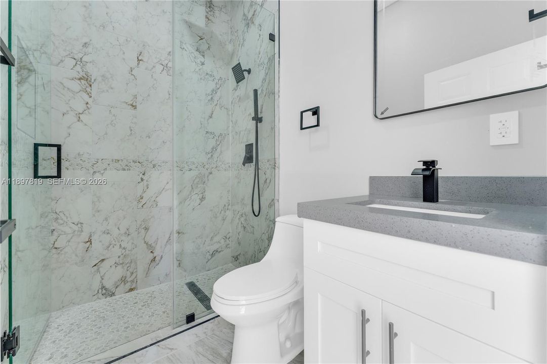 Activo con contrato: $699,999 (4 camas, 3 baños, 1602 Pies cuadrados)