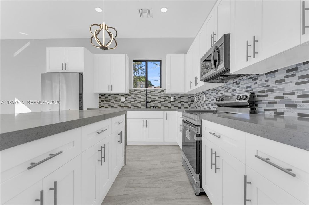 Activo con contrato: $699,999 (4 camas, 3 baños, 1602 Pies cuadrados)