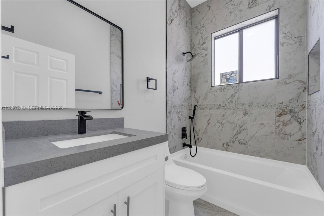 Activo con contrato: $699,999 (4 camas, 3 baños, 1602 Pies cuadrados)