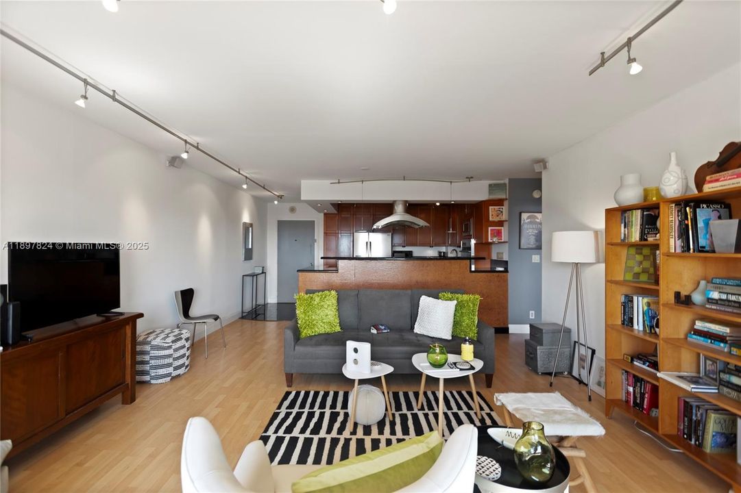 待售: $241,000 (1 贝兹, 1 浴室, 870 平方英尺)