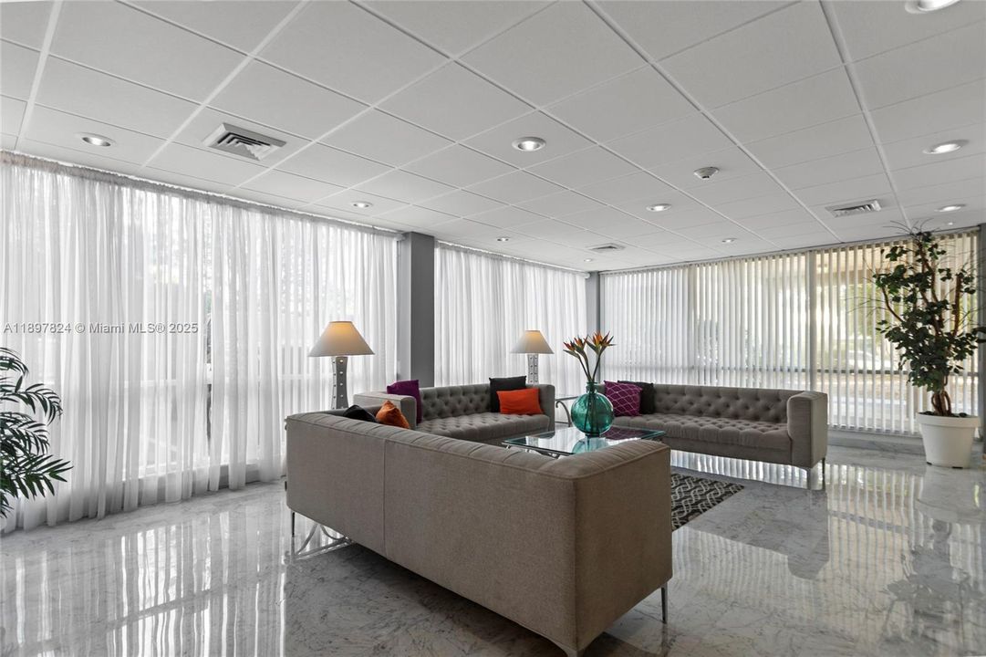 待售: $241,000 (1 贝兹, 1 浴室, 870 平方英尺)