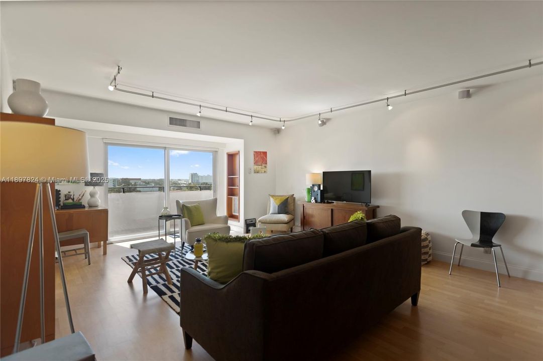 待售: $241,000 (1 贝兹, 1 浴室, 870 平方英尺)