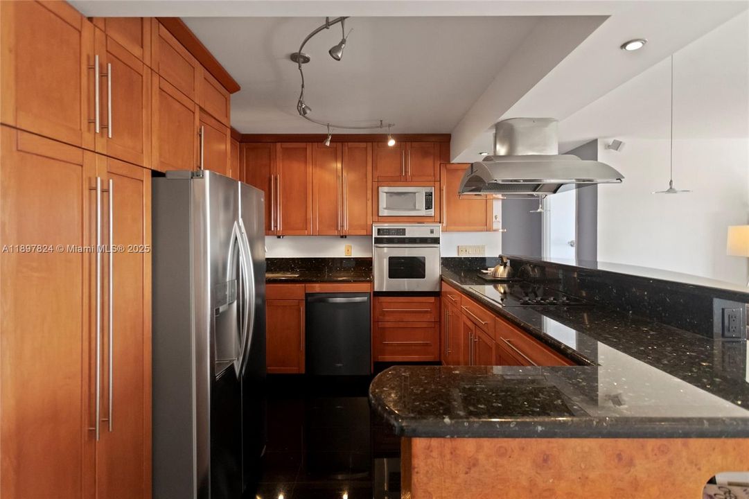 待售: $241,000 (1 贝兹, 1 浴室, 870 平方英尺)