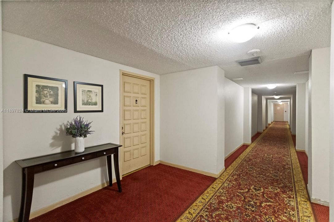 待售: $241,000 (1 贝兹, 1 浴室, 870 平方英尺)