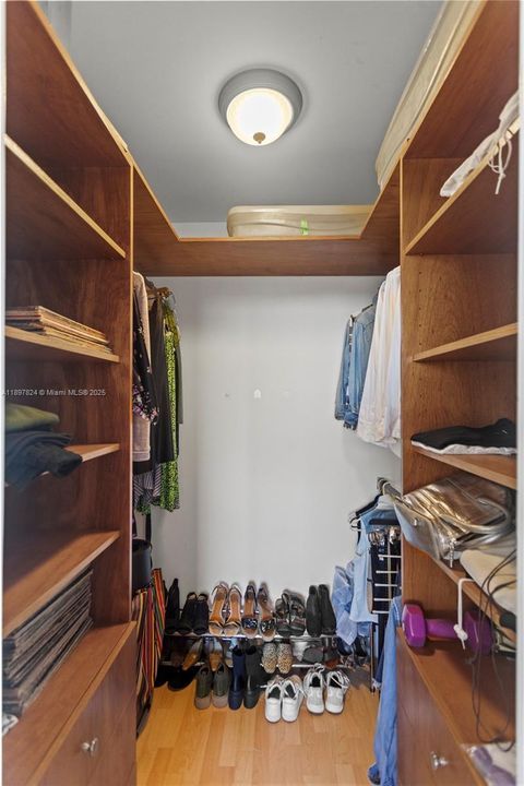 待售: $241,000 (1 贝兹, 1 浴室, 870 平方英尺)