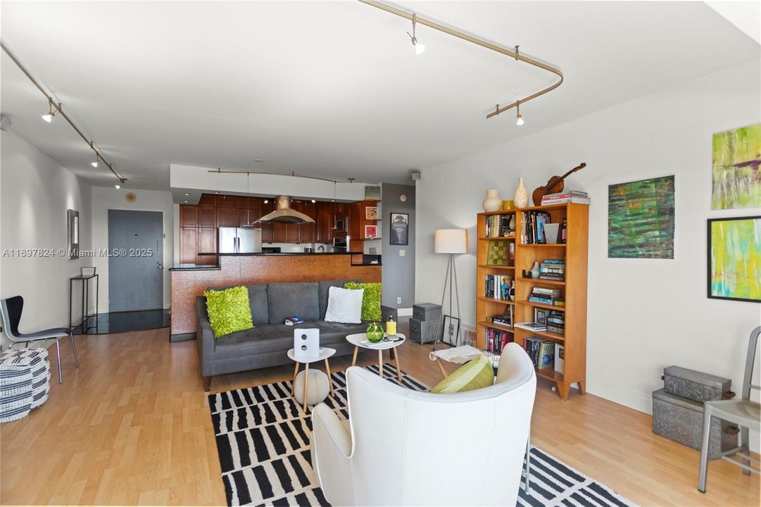 待售: $241,000 (1 贝兹, 1 浴室, 870 平方英尺)