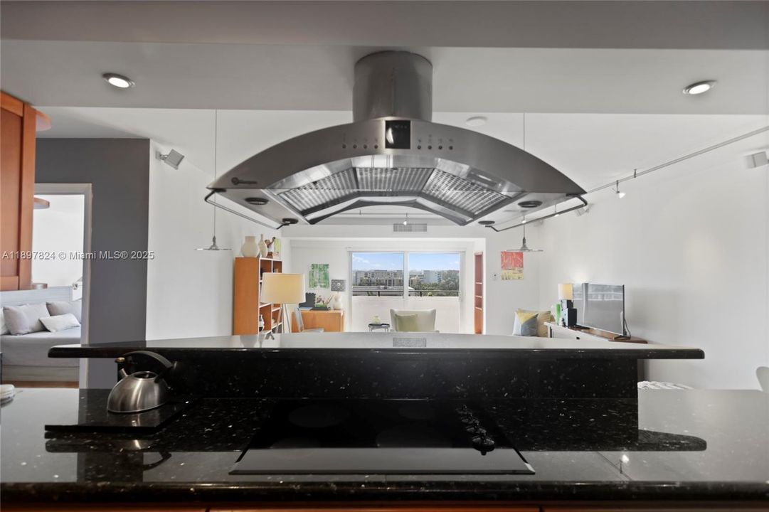 待售: $241,000 (1 贝兹, 1 浴室, 870 平方英尺)