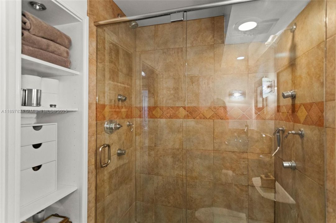 待售: $241,000 (1 贝兹, 1 浴室, 870 平方英尺)