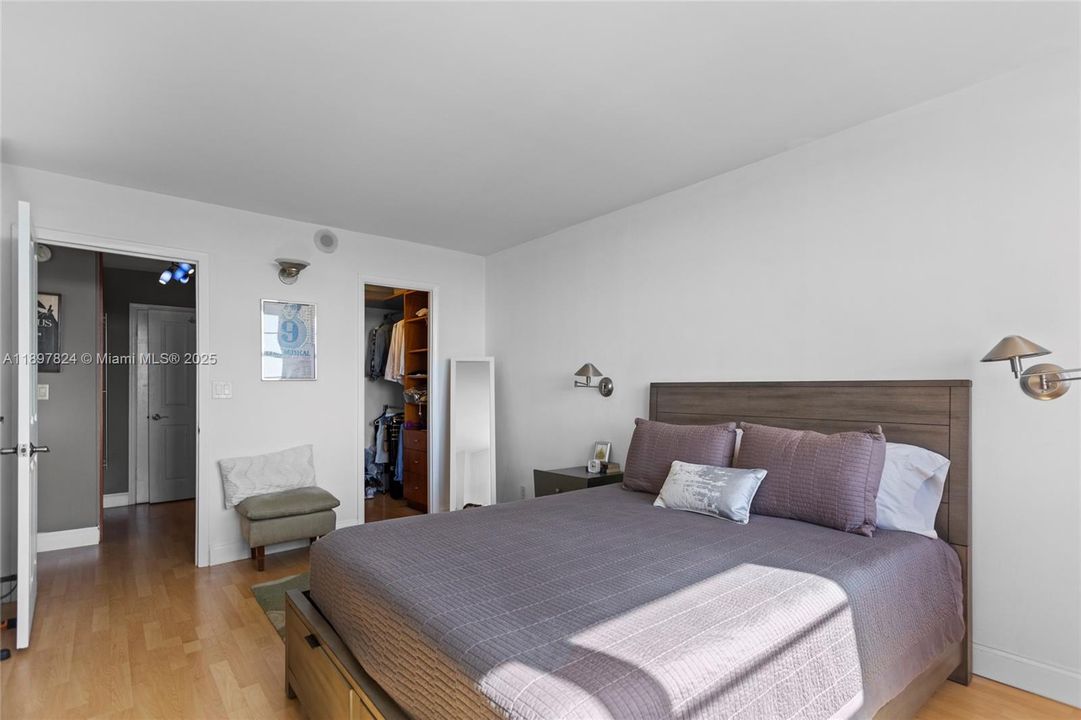 待售: $241,000 (1 贝兹, 1 浴室, 870 平方英尺)