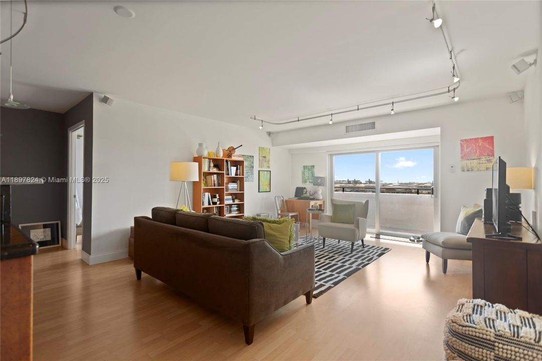 待售: $241,000 (1 贝兹, 1 浴室, 870 平方英尺)