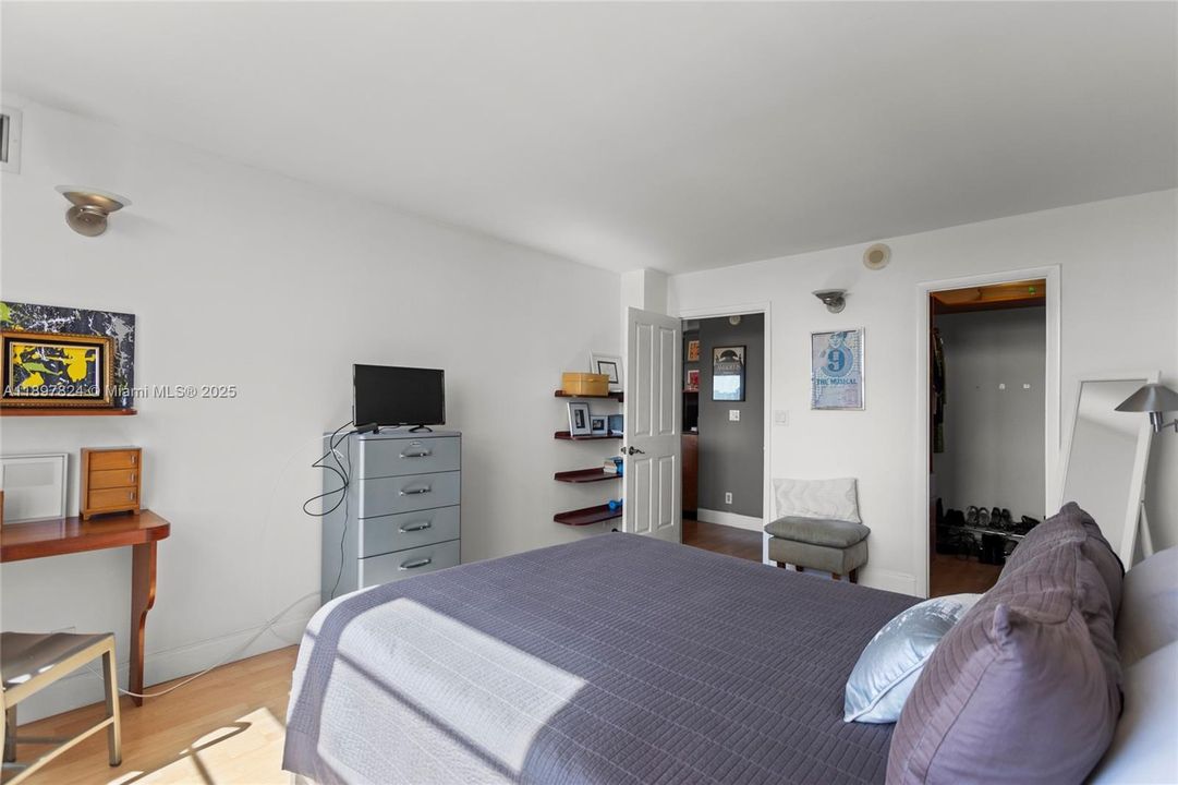 待售: $241,000 (1 贝兹, 1 浴室, 870 平方英尺)