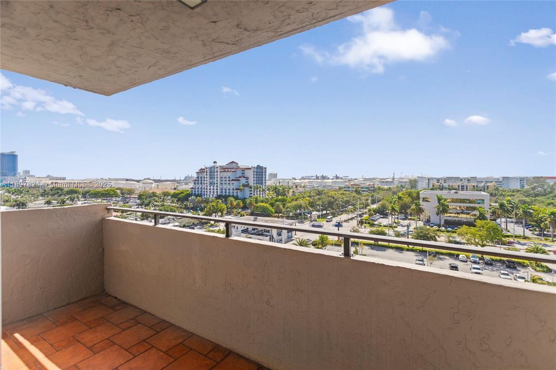 待售: $241,000 (1 贝兹, 1 浴室, 870 平方英尺)