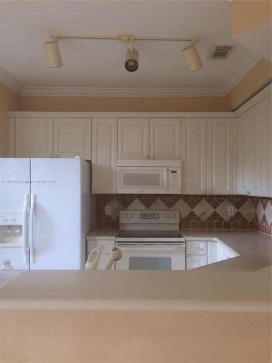 Под контрактом: $2,200 (3 спален, 2 ванн, 1447 Квадратных фут)