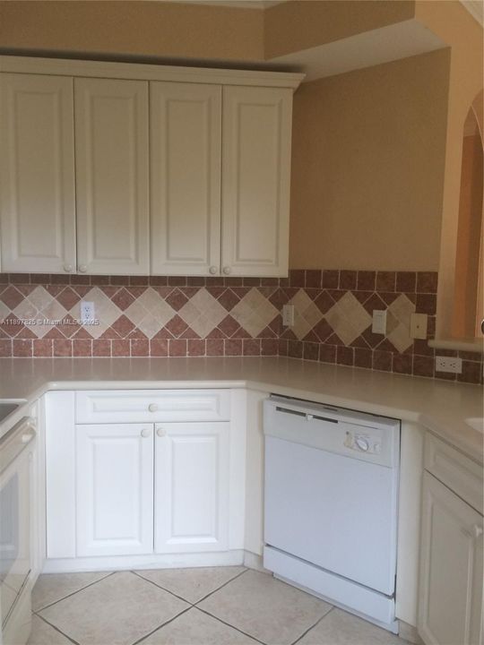 Под контрактом: $2,200 (3 спален, 2 ванн, 1447 Квадратных фут)