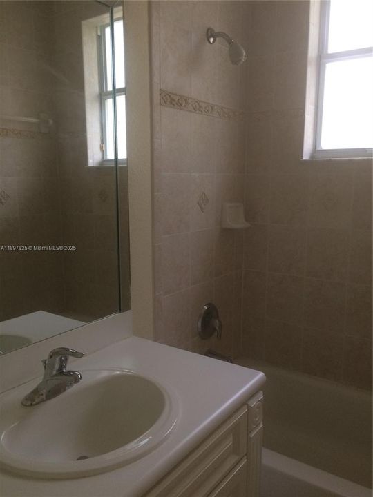 Под контрактом: $2,200 (3 спален, 2 ванн, 1447 Квадратных фут)