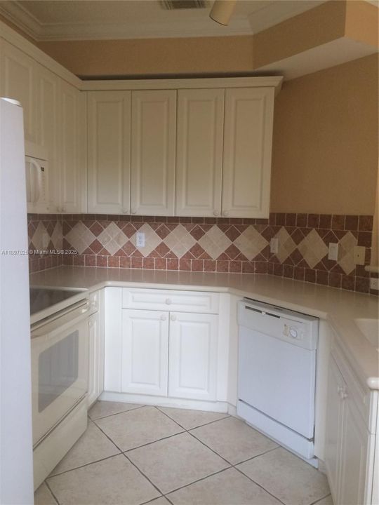 Под контрактом: $2,200 (3 спален, 2 ванн, 1447 Квадратных фут)