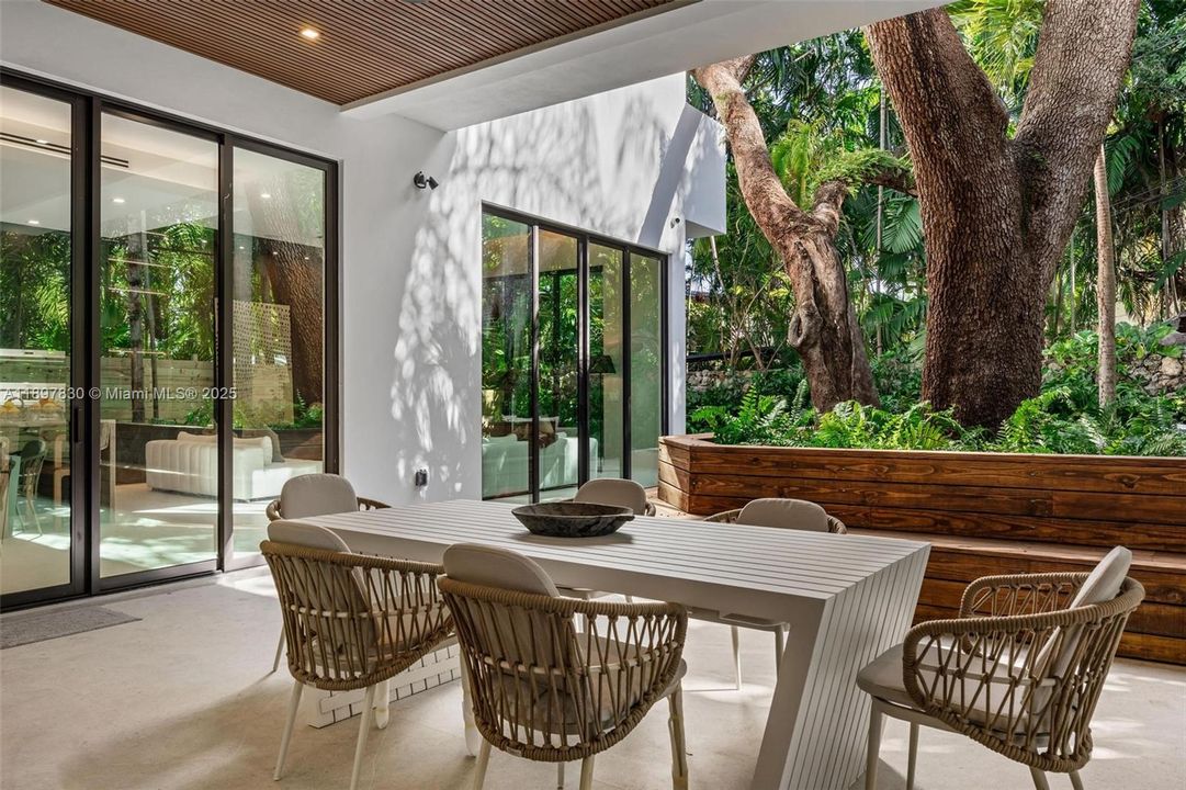 For Sale: $5,890,000 (5 beds, 5 baths, 4972 Square Feet)