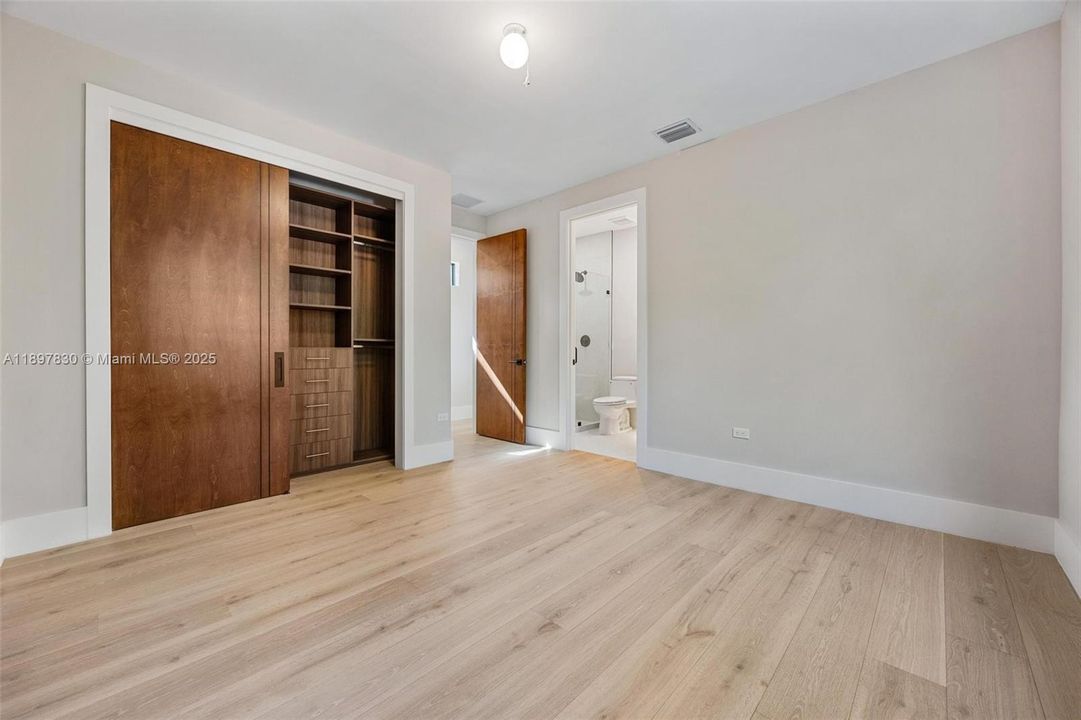 For Sale: $5,890,000 (5 beds, 5 baths, 4972 Square Feet)