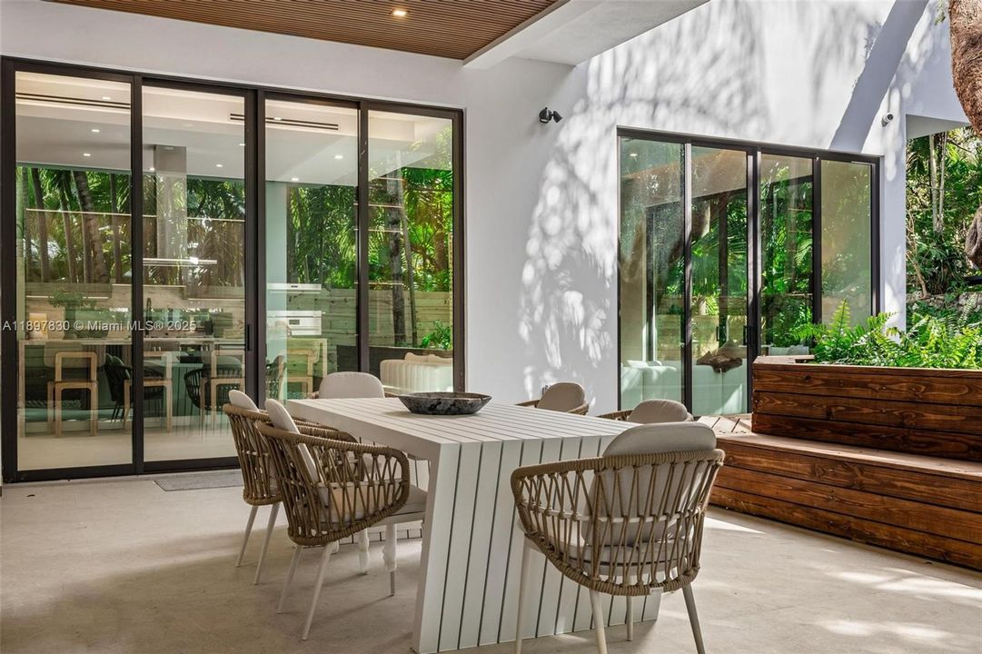 For Sale: $5,890,000 (5 beds, 5 baths, 4972 Square Feet)