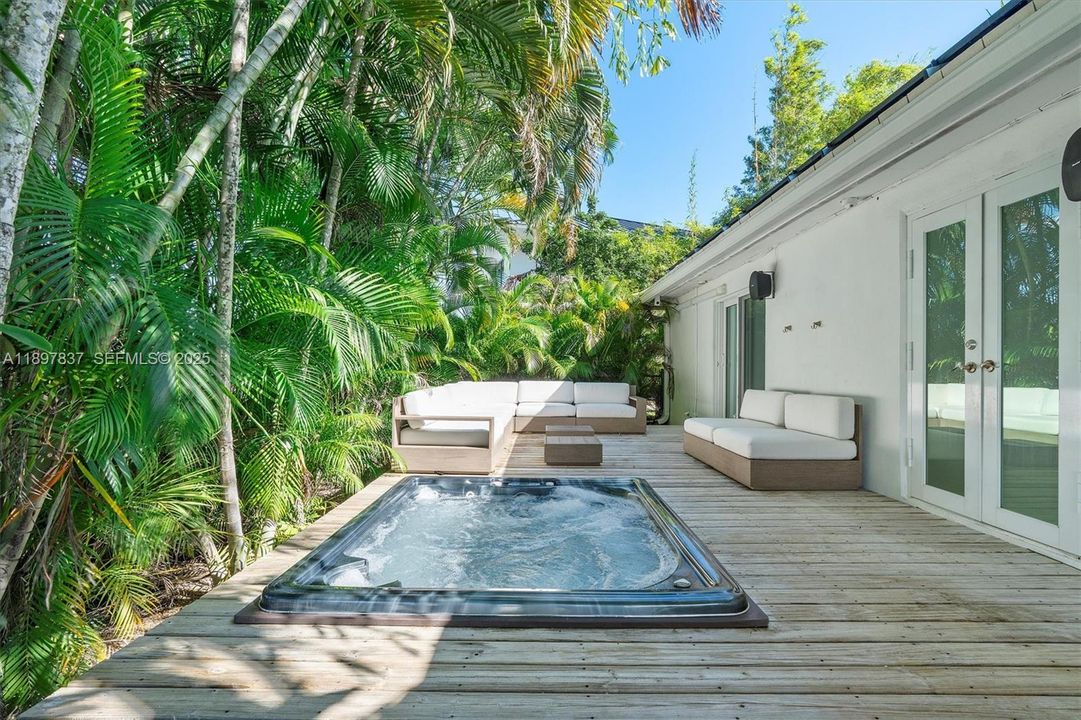 For Sale: $3,650,000 (3 beds, 3 baths, 2489 Square Feet)