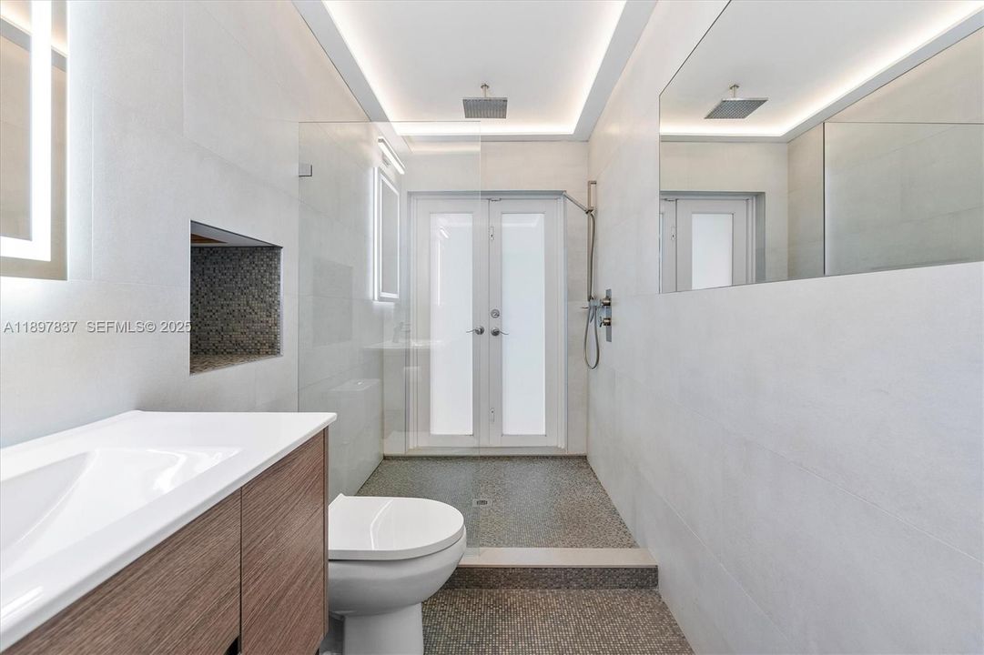 For Sale: $3,650,000 (3 beds, 3 baths, 2489 Square Feet)