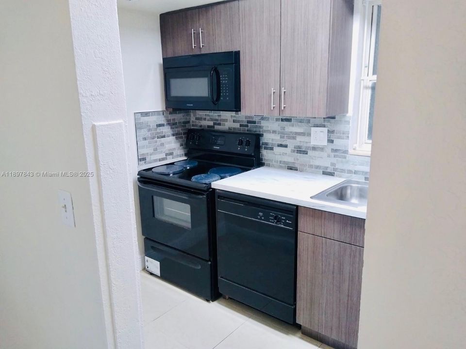 В аренду: $1,900 (1 спален, 1 ванн, 700 Квадратных фут)