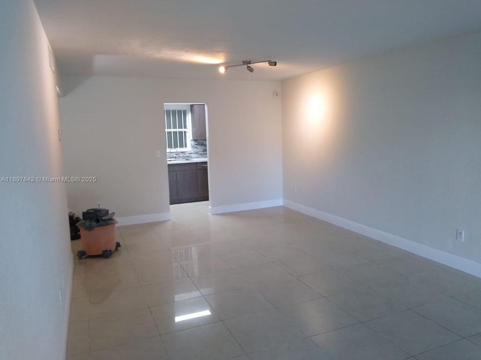 В аренду: $1,900 (1 спален, 1 ванн, 700 Квадратных фут)